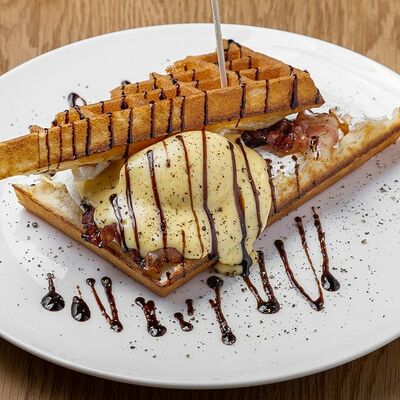 Бенедикт с беконом в Pitchii Coffee and Waffles по цене 790 ₽