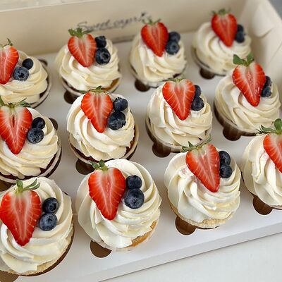 Капкейки Ассорти на корпоратив, День Рождения или в подарок в Sweet Caprice по цене 3999 ₽