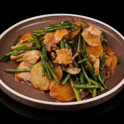 Картофель с мясом и стрелками чеснока малая в Мистер чао по цене 512 ₽