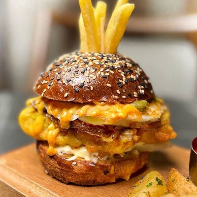 Бургер с белой рыбой в Kirova street по цене 400 ₽