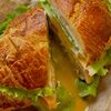 Круассан с ветчиной и глазуньей в Cafe LeoN по цене 609