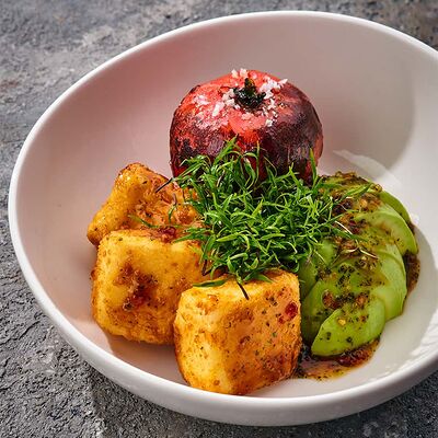 Хрустящий тофу с авокадо и томатом в Eshak по цене 750