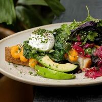 Хумус из печеного перца, яйцо пашот, авокадо, шпинат, заатар в Maya