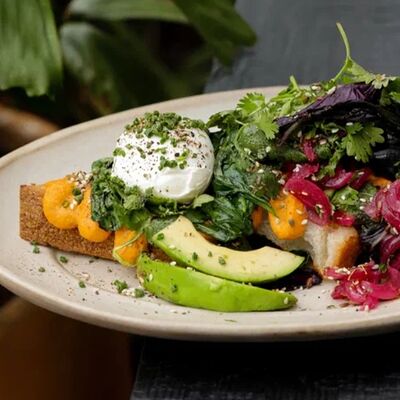 Хумус из печеного перца, яйцо пашот, авокадо, шпинат, заатар в Maya по цене 890 ₽