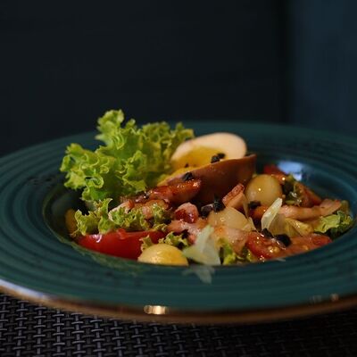 Теплый салат с беконом и маринованным яйцом в La Terrasse по цене 460 ₽