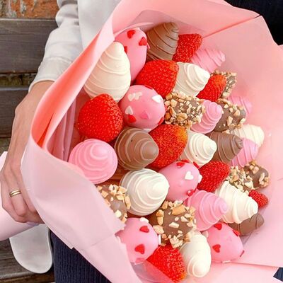 Клубничный букет в шоколаде Софи Мв Клубника по цене 6590 ₽