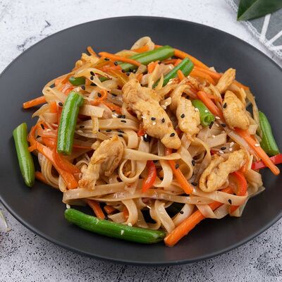 Рисовая лапша с курицей по тайски в Суши Мастер по цене 289 ₽