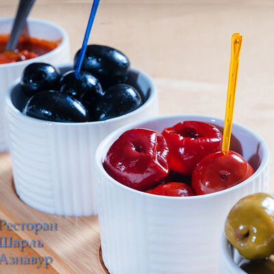 Оливки и маслины в Шарль Азнавур по цене 320 ₽