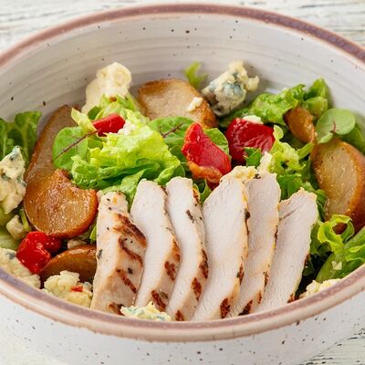 С пряной индейкой, карамелизированной грушей, печеным перцем и сыром Горгонзола в Чили пицца по цене 820 ₽