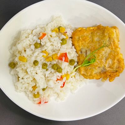 Рис с овощами и филе минтая в кляре в Рябинушка по цене 480 ₽