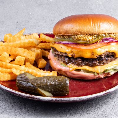 Бургер с котлетой из мраморной говядины и картофелем фри в Jager restopub по цене 710 ₽