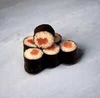 Простой ролл с лососем в Sushi Express