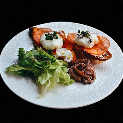 Круассан с копченой говядиной и яйцом пашот в Лаверна по цене 1090 ₽