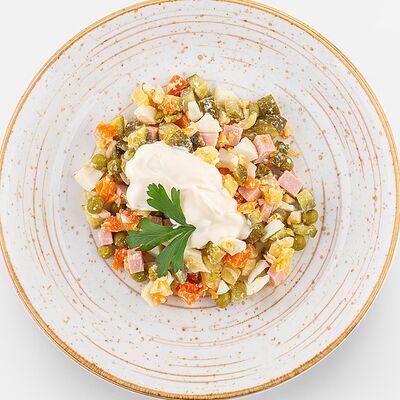 Салат Оливье с колбасой в Вилка Ложка по цене 156 ₽