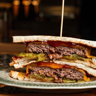 Сэндвич с говяжьей котлетой и сыром чеддер (Завтрак) в Теория Гастробар по цене 713 ₽