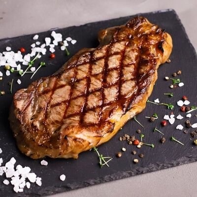 Стриплойн Нью-Йорк в Bizon Grill Pub по цене 2121 ₽