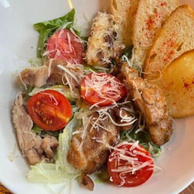 Цезарь с куриным филе в Тревеллерс кофе по цене 559 ₽