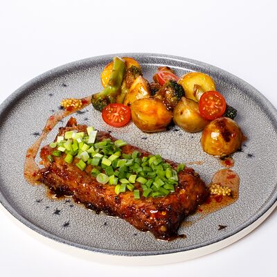 Индейка в азиатской глазури с брокколи в Уголь по цене 790 ₽