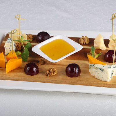 Сырная тарелка европейских сыров в Мансарда по цене 620 ₽