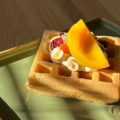 Цельнозерновая вафля с персиком и сливочным муссом в Peach по цене 370 ₽