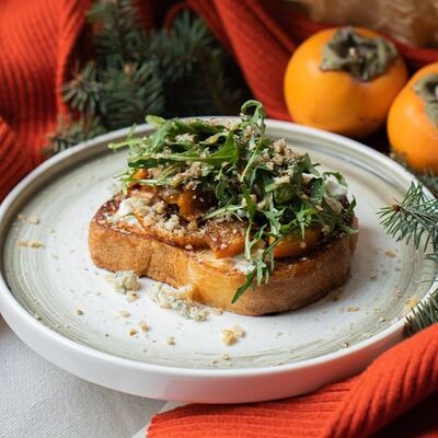 Бриошь с хурмой и горгонзолой в Просвет по цене 870 ₽