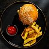 Фирменный бургер с говядиной и картофелем фри в Tangiers lounge Pushkin по цене 980
