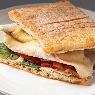 Панини с пастрами из индейкив Тирольские пироги по цене 650 ₽