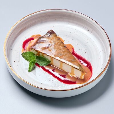 Чизкейк с солёной карамелью и малиновым соусом в Stella Lounge по цене 18 р.