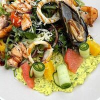 Тёплый салат с морепродуктами в Flamin