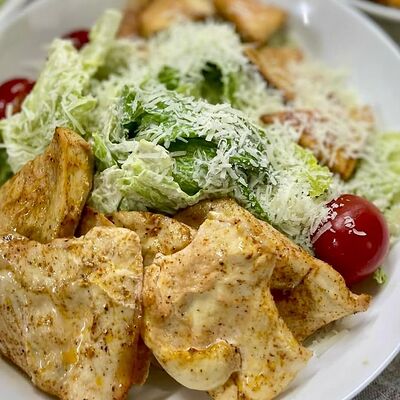 Салат Цезарь с курицей в Настроение вкуса по цене 515 ₽