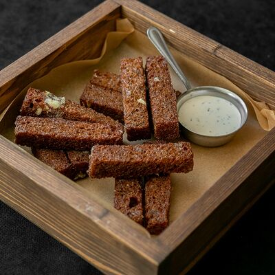 Чесночные бородинские гренки к пиву в Daddys pub по цене 375 ₽