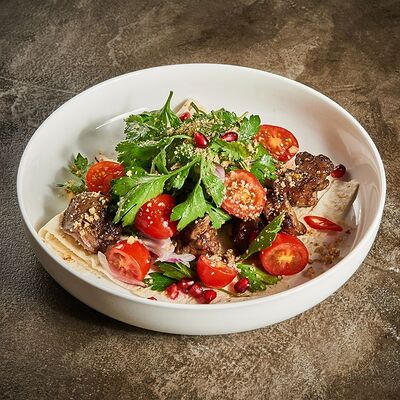 Мангал-салат с куриной печенью, зеленью и томатами в Гранат по цене 540 ₽