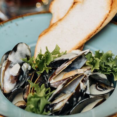 Мидии в створках в соусе Дорблю в Grenka на Труда по цене 570 ₽