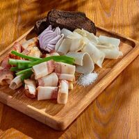 Ассорти из трёх видов сала в BBQ Beer Restaurant