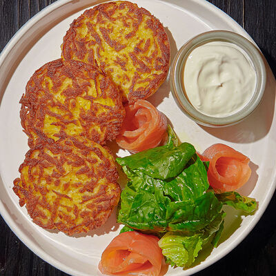 Драники с копчёным лососем и сметаной в Банщики по цене 860 ₽