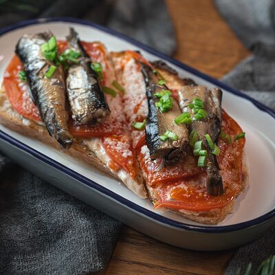 Бутерброд со шпротами в Борщ по цене 319 ₽