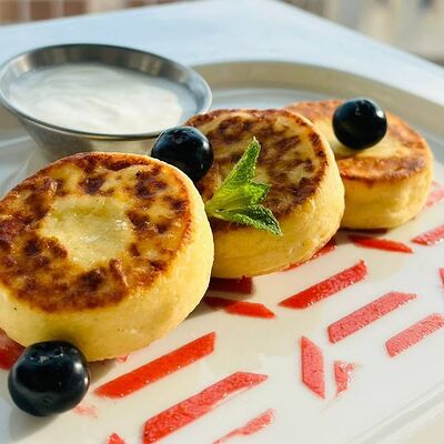 Сырники со сметаной в Арт-шоу ресторан Балаган Сити по цене 490 ₽