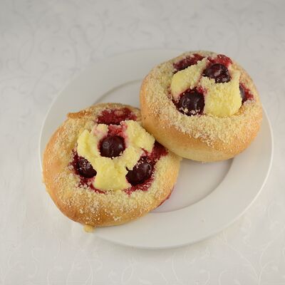 Ватрушка с творогом и вишней в Самовар на Минусинской по цене 66 ₽