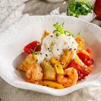 Салат с хрустящими баклажанами, креветками и сыром в Пряности & Радости на Васильевском