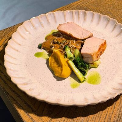 Стейк из индейки с нутовым пюре и перечным соусом в Веранда по цене 990 ₽