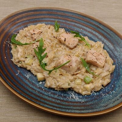 Паста орзо с семгой в сливочно-устричном соусе в Кафе-пекарня Susser по цене 750 ₽