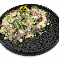 Салат с ростбифом в Benny Kitchen