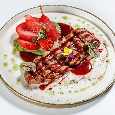 Утка с грушей в Фабрика по цене 1560 ₽