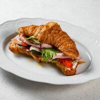 Круассан с мортаделлой и печеным перцем в Villa Pasta