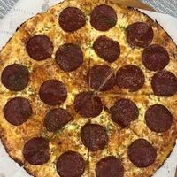 Пицца на тонком тесте Салями в Neon