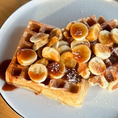 Вафли с бананом и карамелью в Camon Cafe по цене 500 ₽