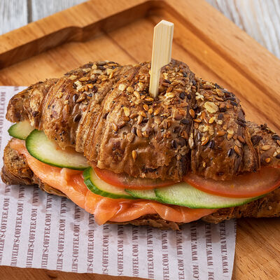 Круассан злаковый с лососем в Кофейня на Остоженке по цене 760 ₽