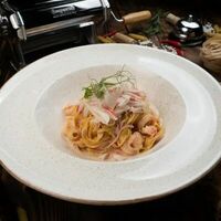 Феттуччине с креветками и снежным крабом в PrimaVera