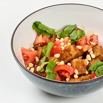 Теплый салат с хрустящими баклажанами, кедровыми орехами и остро-сладким в Василек по цене 510 ₽