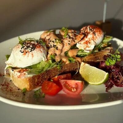 Тост с лососем в айоли в Camon Cafe по цене 930 ₽